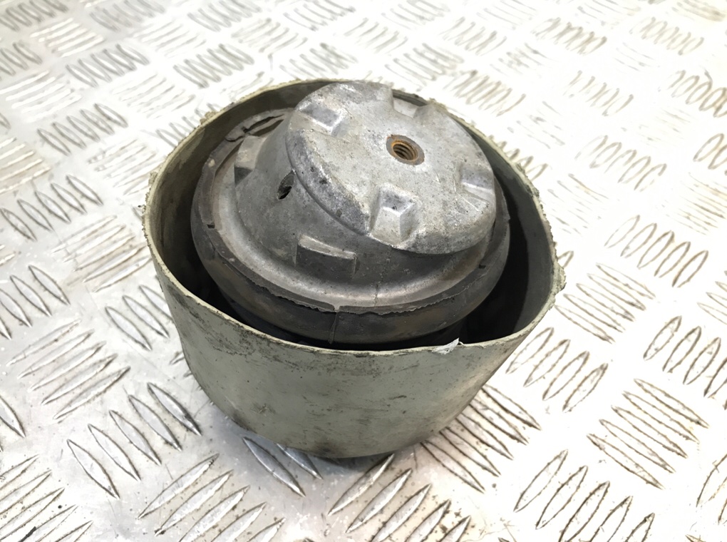 Подушка крепления двигателя бу для Mercedes C W203 3.2 i,  2002 г.