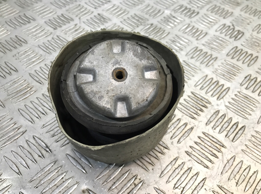 Подушка крепления двигателя бу для Mercedes C W203 3.2 i,  2002 г.