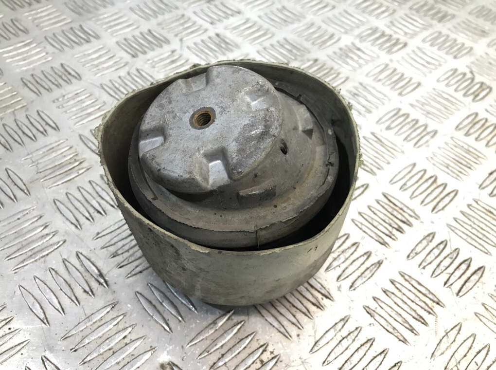 Подушка крепления двигателя бу для Mercedes C W203 3.2 i,  2002 г.