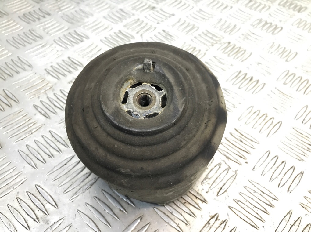 Подушка крепления двигателя бу для Mercedes C W203 3.2 i,  2002 г.