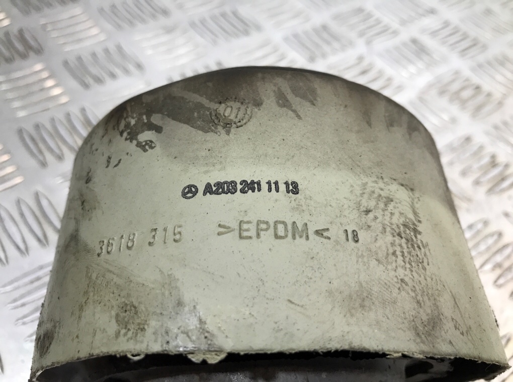 Подушка крепления двигателя бу для Mercedes C W203 3.2 i,  2002 г.