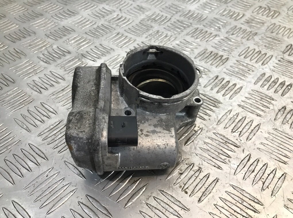 Заслонка дроссельная бу для Volkswagen Passat B6 2.0 TDi, 2008 г.