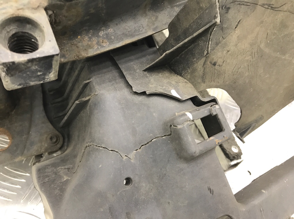 Панель передняя (телевизор) бу для Volkswagen Jetta 5 2.0 TDi,  2009 г.