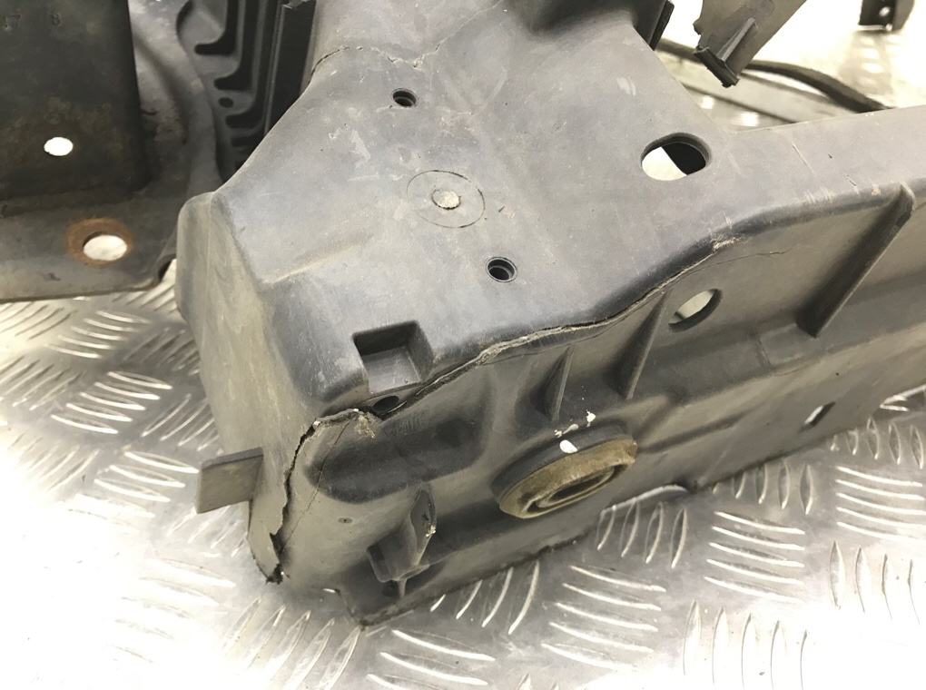 Панель передняя (телевизор) бу для Volkswagen Jetta 5 2.0 TDi,  2009 г.