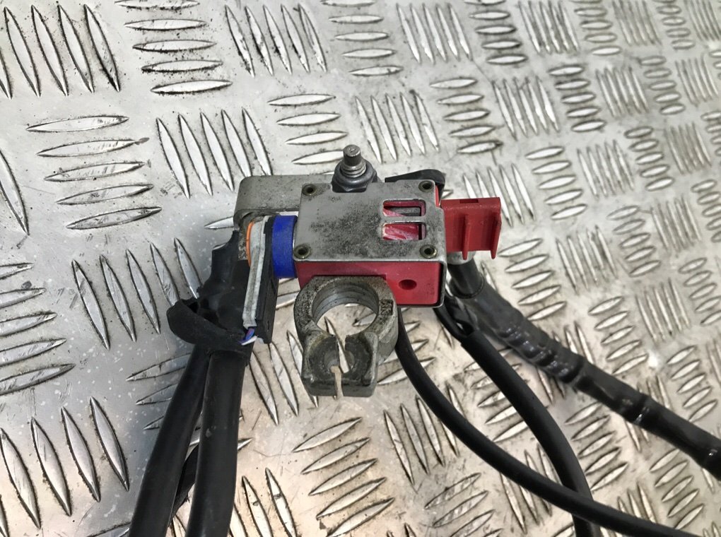 Плюсовой провод аккумулятора бу для Mercedes A W176 2.2 CDi, 2014 г. Плюсовой провод аккумулятора бу для Mercedes A W176 2.2 CDi, 2014 г.