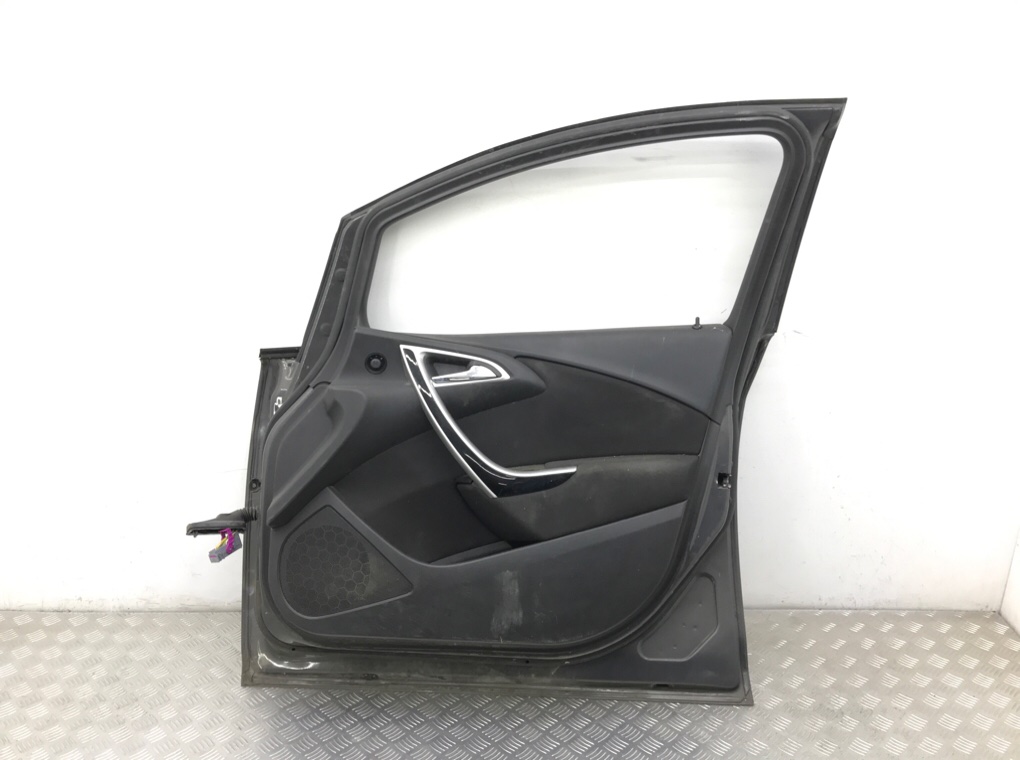 Дверь передняя правая бу для Opel Astra J 1.7 CDTi,  2013 г.