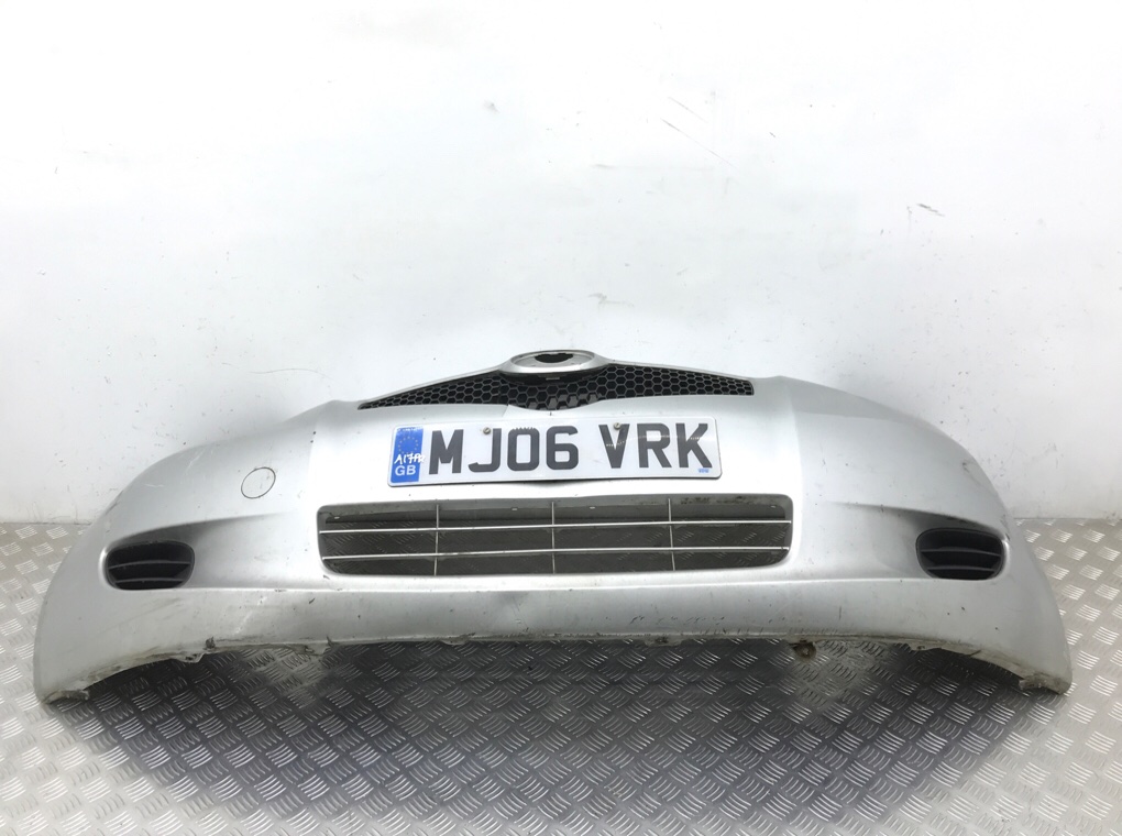 Бампер передний бу для Toyota Yaris XP9 1.0 i, 2006 г. Бампер передний бу для Toyota Yaris XP9 1.0 i, 2006 г.