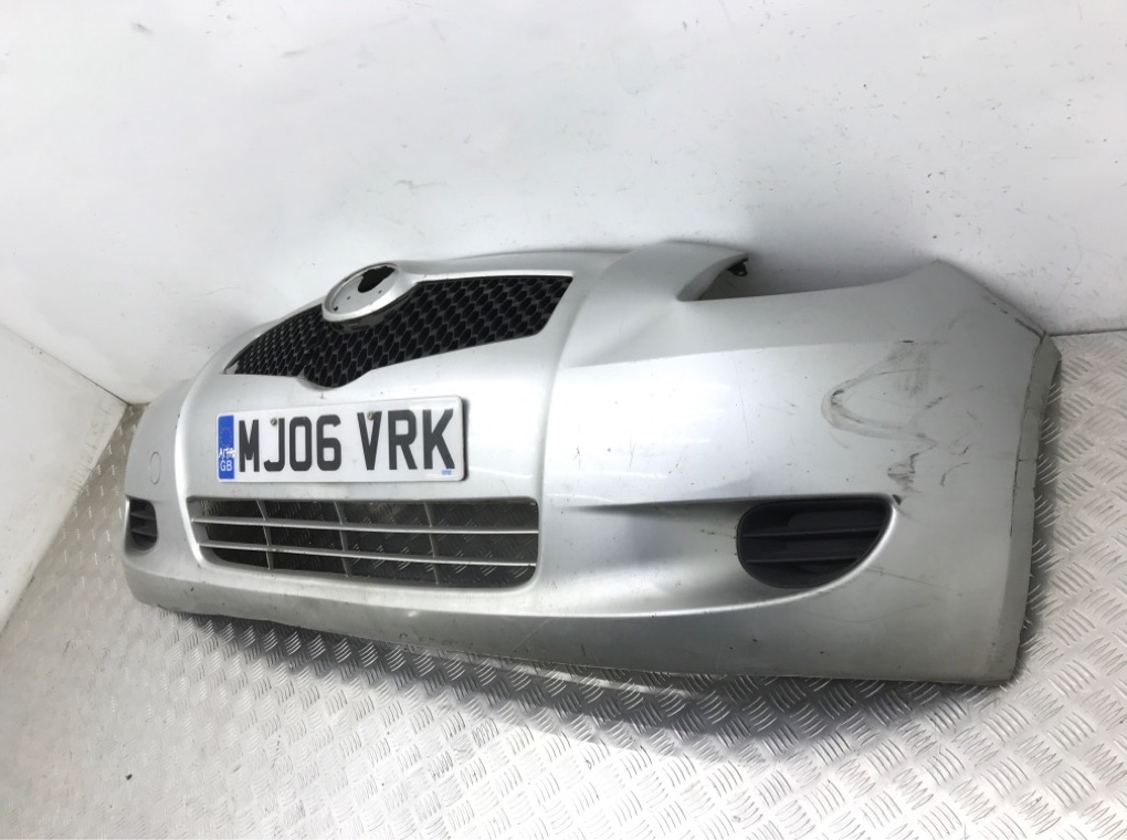 Бампер передний бу для Toyota Yaris XP9 1.0 i, 2006 г. Бампер передний бу для Toyota Yaris XP9 1.0 i, 2006 г.