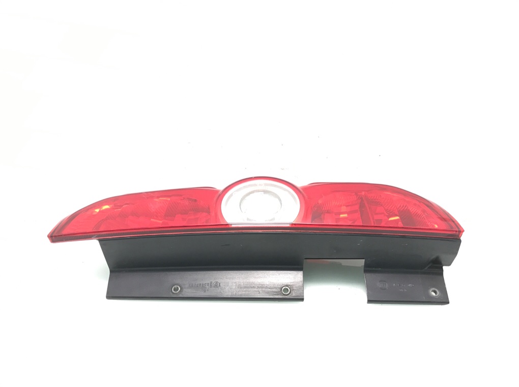 Фонарь задний правый бу для Fiat Doblo 2 1.3 JTD,  2015 г.