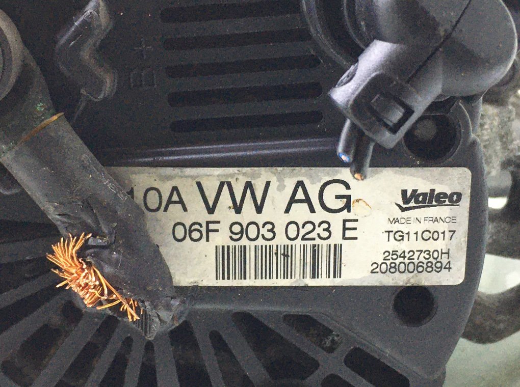 Генератор бу для Volkswagen Caddy  1.9 TDi,  2008 г.