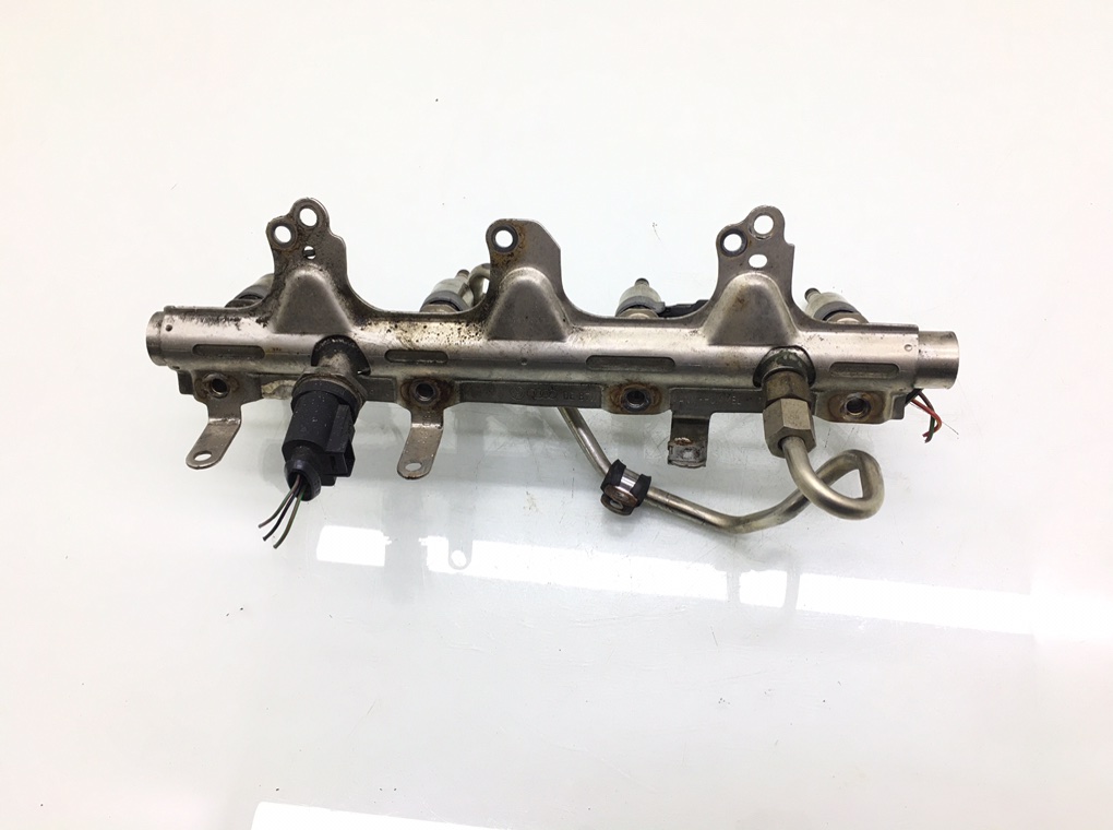 Топливная рампа бу для Audi A5 2.0 TFSi, 2008 г. Топливная рампа бу для Audi A5 2.0 TFSi, 2008 г.