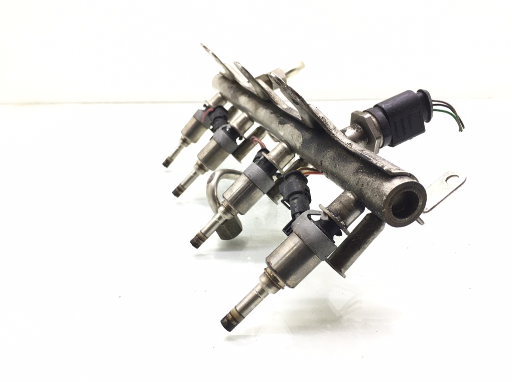 Топливная рампа бу для Audi A5 2.0 TFSi, 2008 г. Топливная рампа бу для Audi A5 2.0 TFSi, 2008 г.