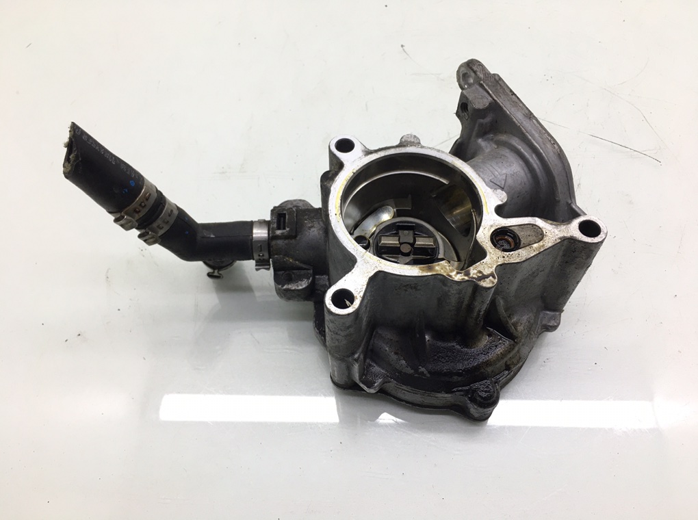 Насос вакуумный бу для Audi A5  2.0 TFSi,  2008 г.