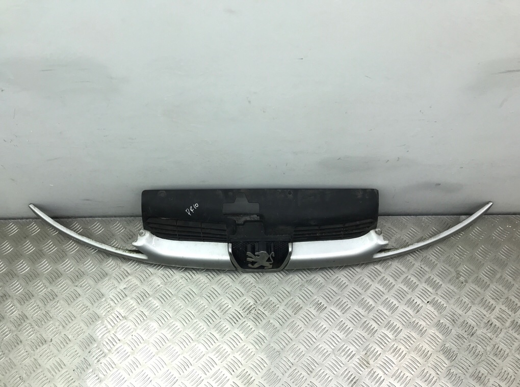 Решетка радиатора бу для Peugeot 206 1 1.4 i,  2004 г.