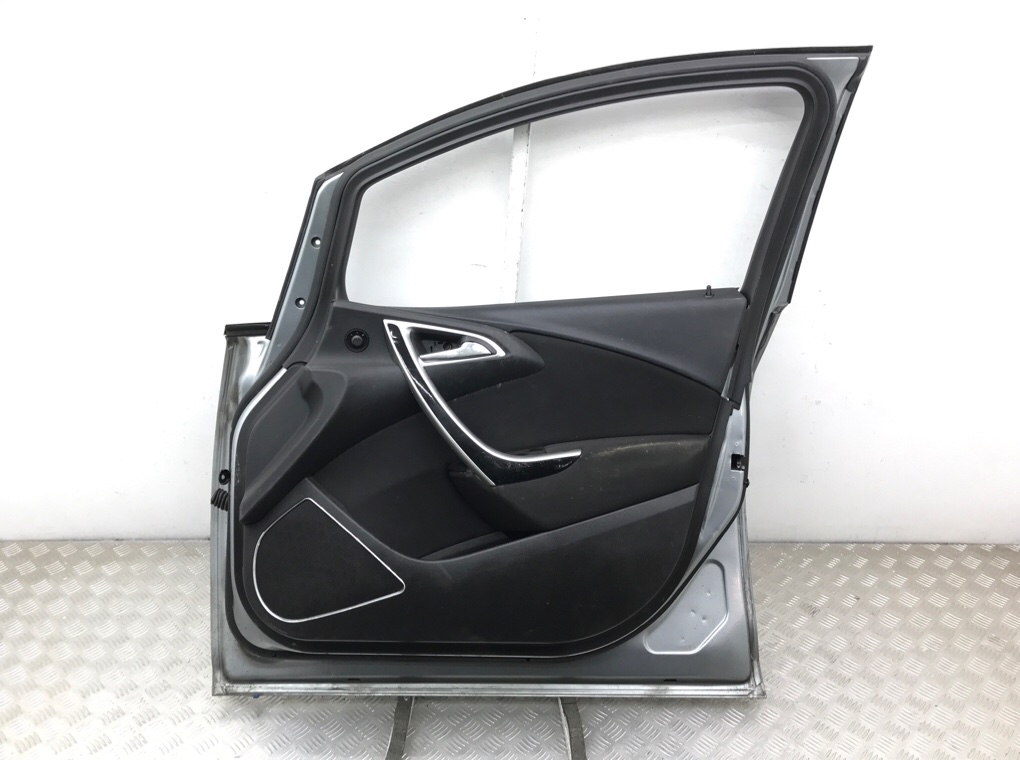 Дверь передняя правая бу для Opel Astra J 1.6 i,  2010 г.