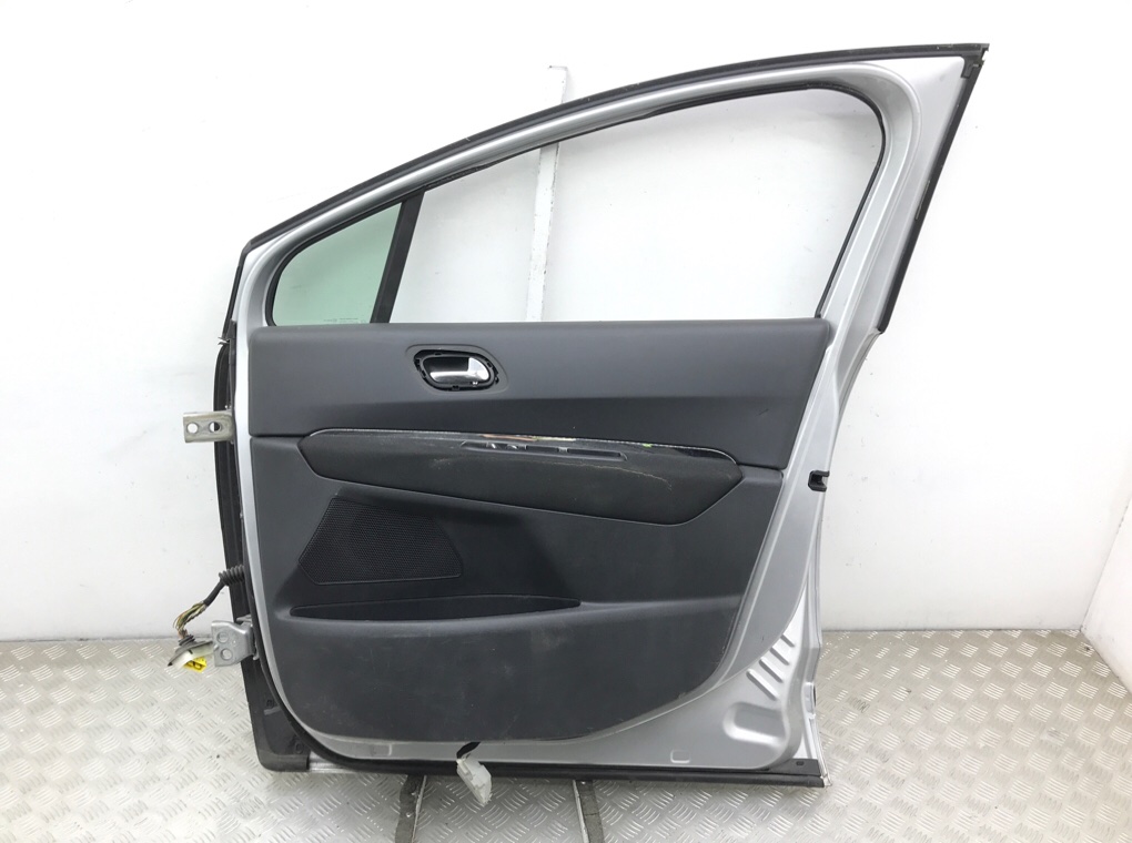 Дверь передняя правая бу для Peugeot 3008  1.6 HDi,  2011 г.