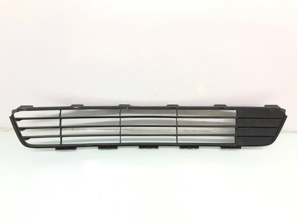 Заглушка (решетка) в бампер передний бу для Toyota Yaris XP9 1.0 i, 2011 г. Заглушка (решетка) в бампер передний бу для Toyota Yaris XP9 1.0 i, 2011 г.