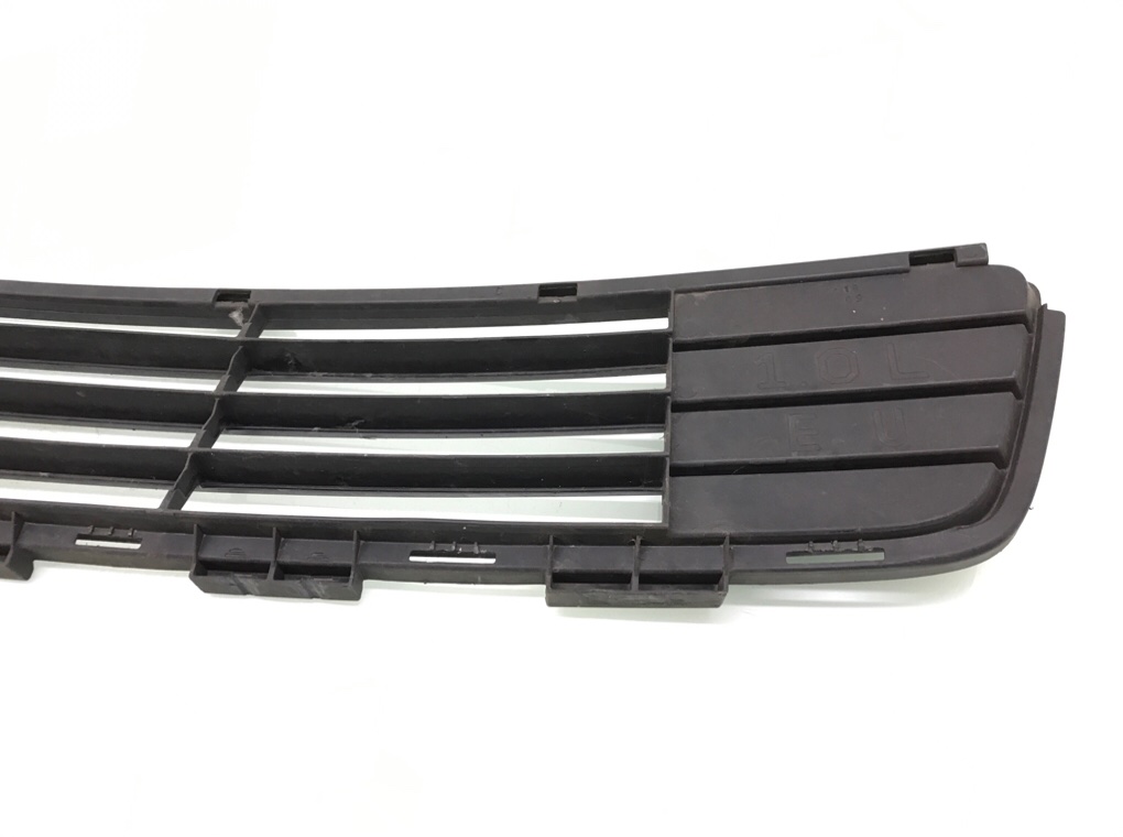Заглушка (решетка) в бампер передний бу для Toyota Yaris XP9 1.0 i, 2011 г. Заглушка (решетка) в бампер передний бу для Toyota Yaris XP9 1.0 i, 2011 г.