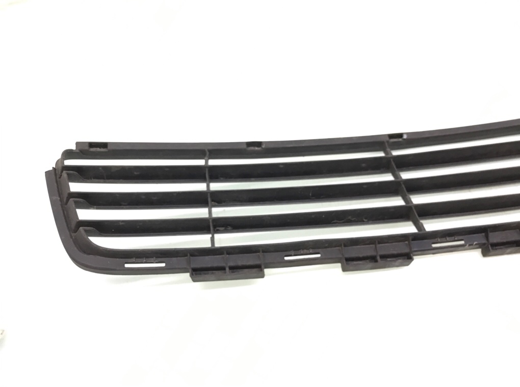 Заглушка (решетка) в бампер передний бу для Toyota Yaris XP9 1.0 i, 2011 г. Заглушка (решетка) в бампер передний бу для Toyota Yaris XP9 1.0 i, 2011 г.