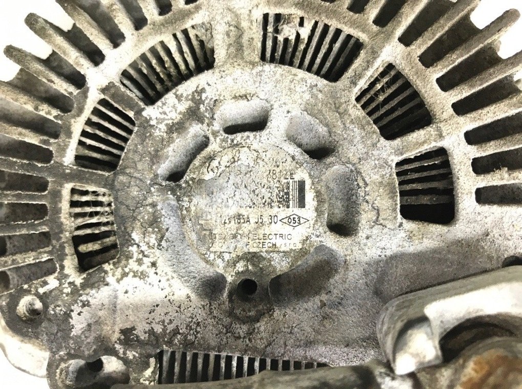 Генератор бу для Renault Trafic 3 1.6 CDTI,  2015 г.