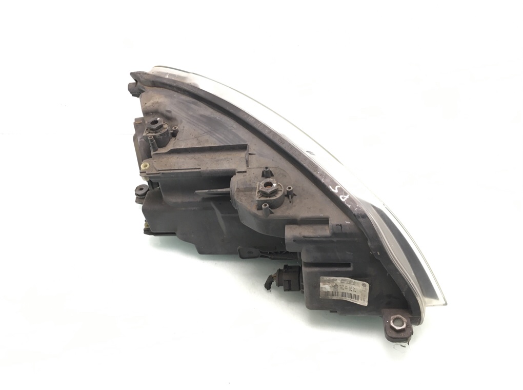 Фара левая бу для Volkswagen Caddy  1.6 TDi,  2012 г.