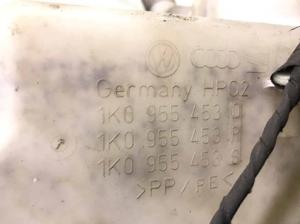 Бачок омывателя бу для Volkswagen Golf 6 2.0 TDi, 2009 г. Бачок омывателя бу для Volkswagen Golf 6 2.0 TDi, 2009 г.