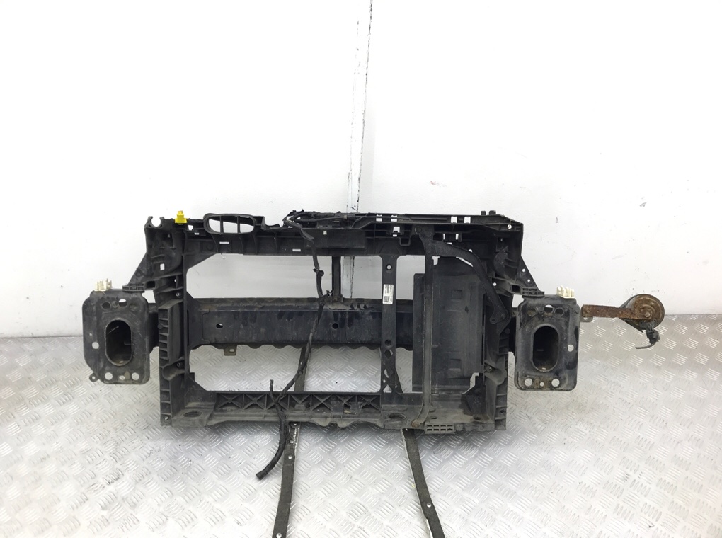 Панель передняя (телевизор) бу для Ford Fiesta 6 1.4 i,  2009 г.