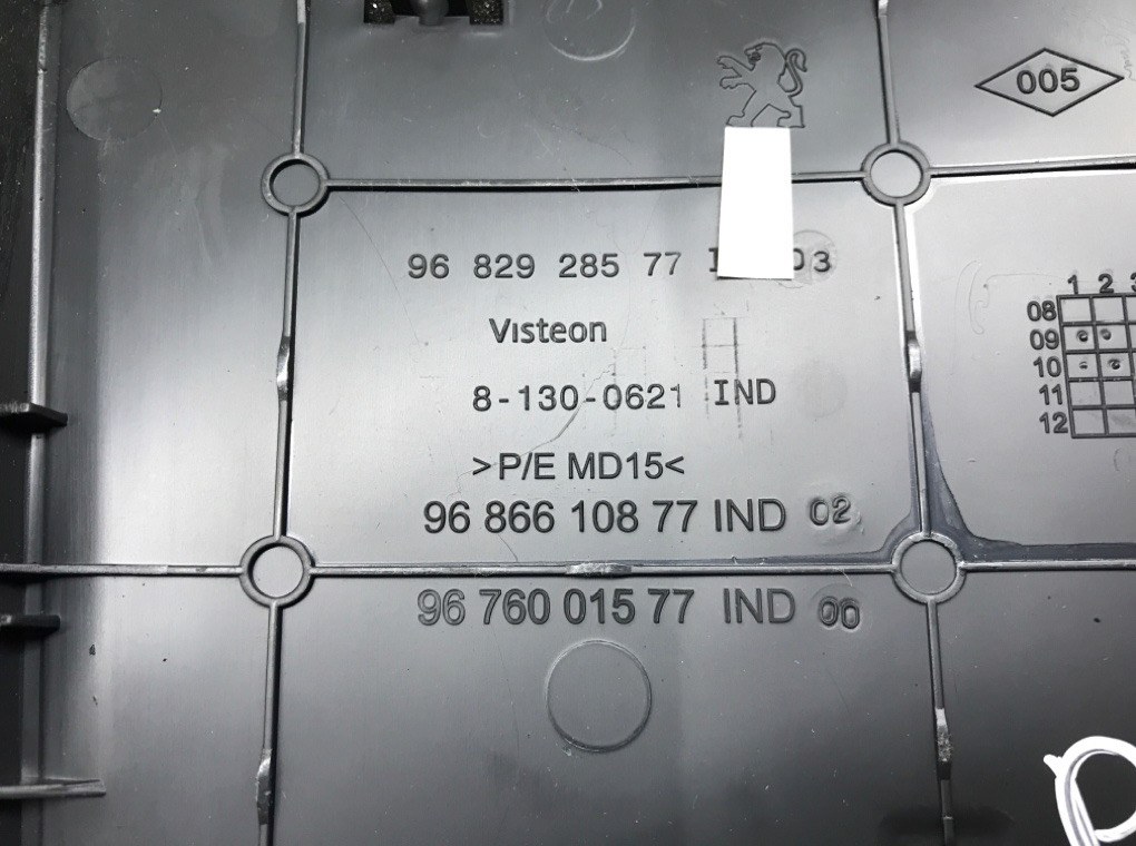 Подлокотник бу для Peugeot 3008 1.6 HDi, 2011 г. Подлокотник бу для Peugeot 3008 1.6 HDi, 2011 г.