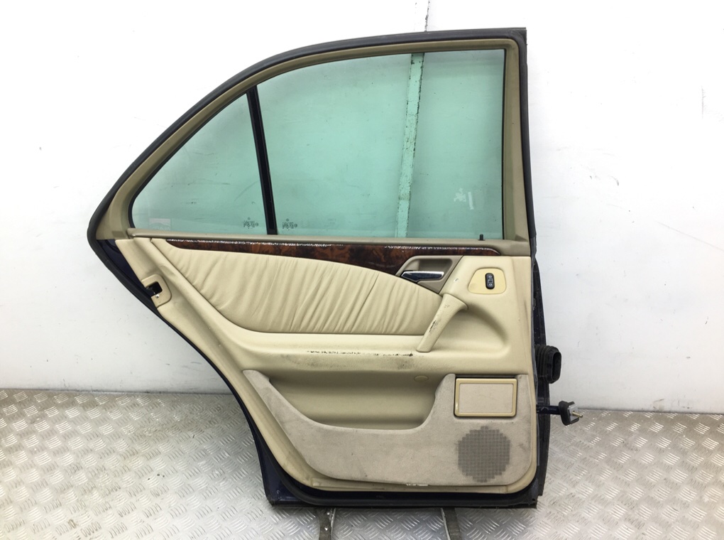 Дверь задняя левая бу для Mercedes E W210 2.4 i, 1998 г. Дверь задняя левая бу для Mercedes E W210 2.4 i, 1998 г.