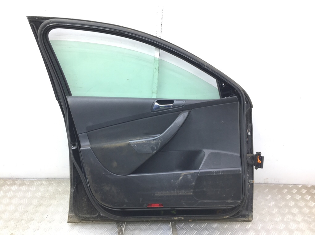 Дверь передняя левая бу для Volkswagen Passat B6 1.9 TDi, 2007 г. Дверь передняя левая бу для Volkswagen Passat B6 1.9 TDi, 2007 г.
