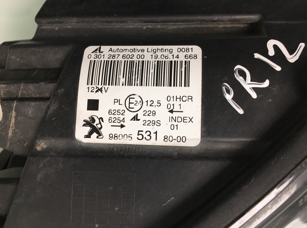 Фара правая бу для Peugeot 308 T9 1.6 HDi, 2014 г. Фара правая бу для Peugeot 308 T9 1.6 HDi, 2014 г.