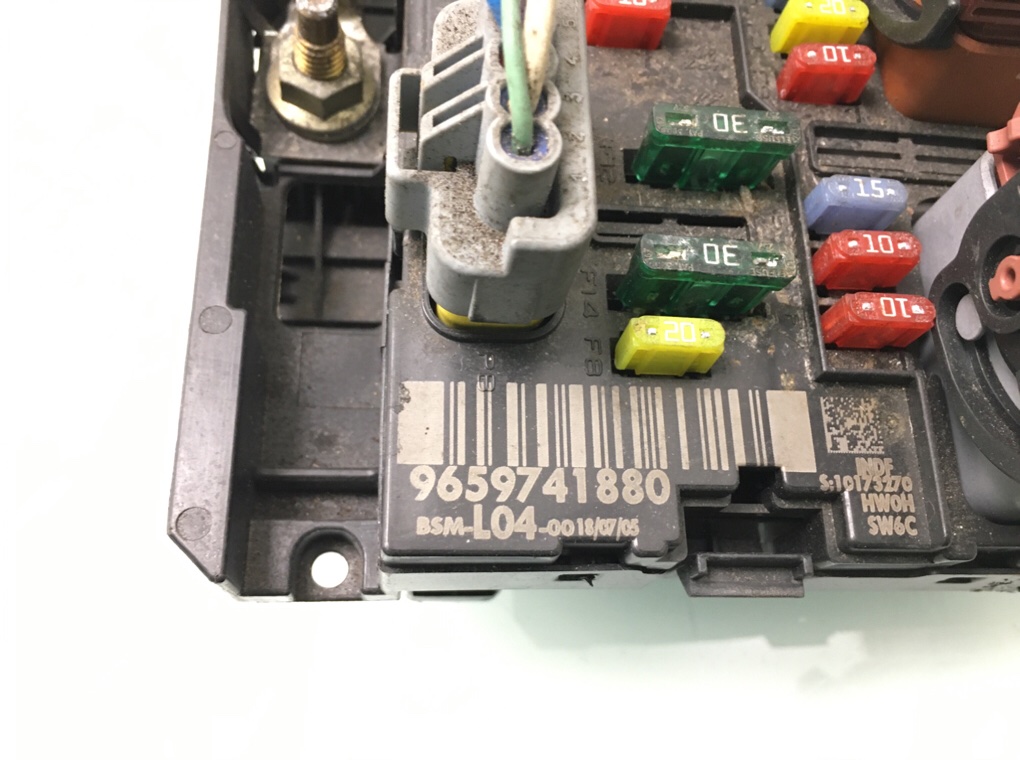 Блок предохранителей бу для Peugeot 307 1.4 i, 2005 г. Блок предохранителей бу для Peugeot 307 1.4 i, 2005 г.