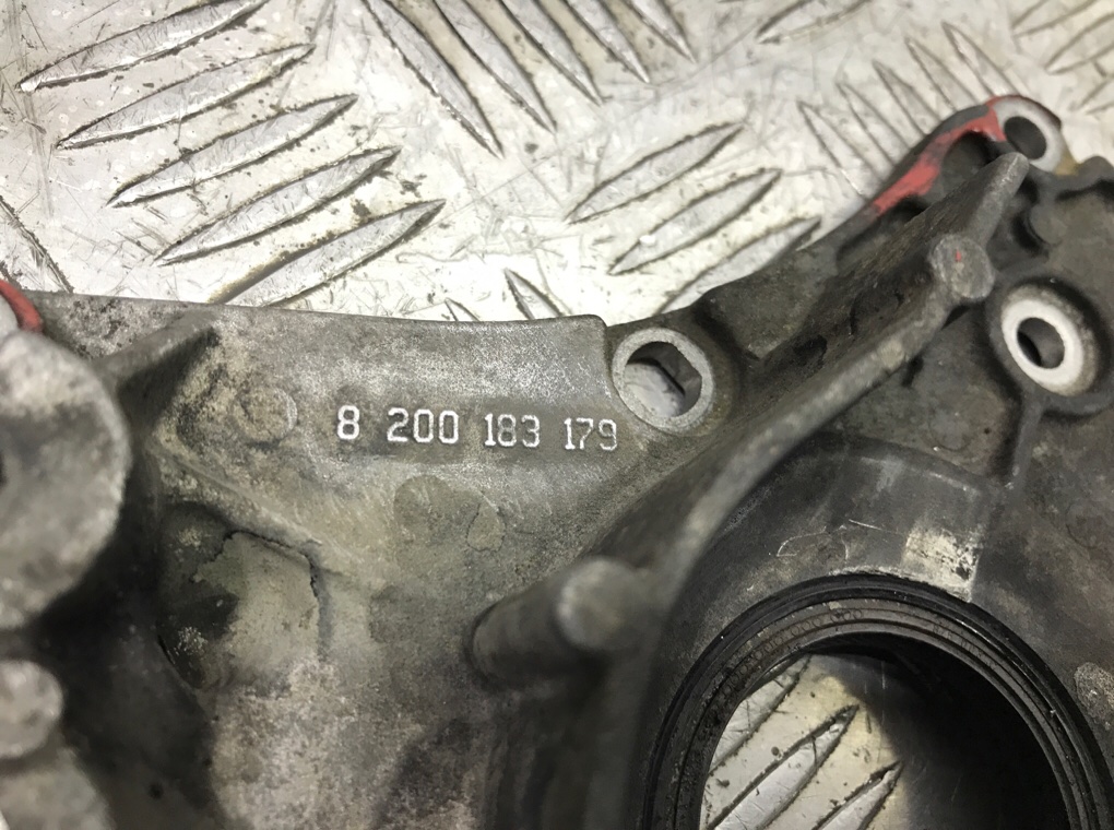 Крышка двигателя передняя бу для Nissan Primastar  1.9 DCi,  2004 г.