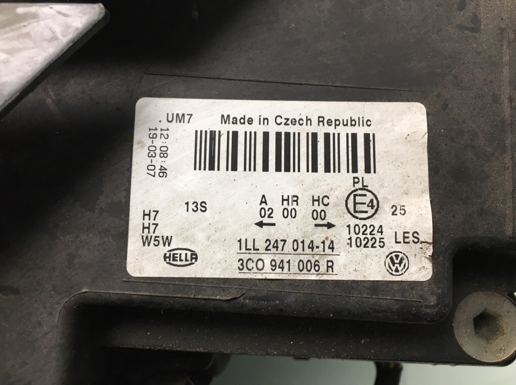 Фара правая бу для Volkswagen Passat B6 2.0 TDi, 2007 г. Фара правая бу для Volkswagen Passat B6 2.0 TDi, 2007 г.