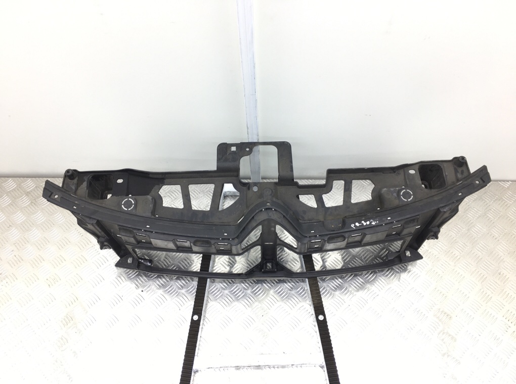 Кронштейн крепления бампера переднего бу для Citroen C4 Picasso 2 1.6 HDi, 2016 г. Кронштейн крепления бампера переднего бу для Citroen C4 Picasso 2 1.6 HDi, 2016 г.