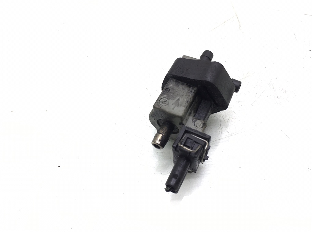 Клапан электромагнитный бу для Volkswagen Golf 4 1.8 Ti, 2001 г. Клапан электромагнитный бу для Volkswagen Golf 4 1.8 Ti, 2001 г.