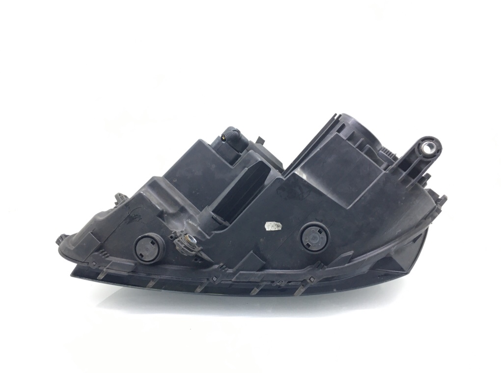 Фара правая бу для Volkswagen Passat B7 1.6 TDi, 2014 г. Фара правая бу для Volkswagen Passat B7 1.6 TDi, 2014 г.