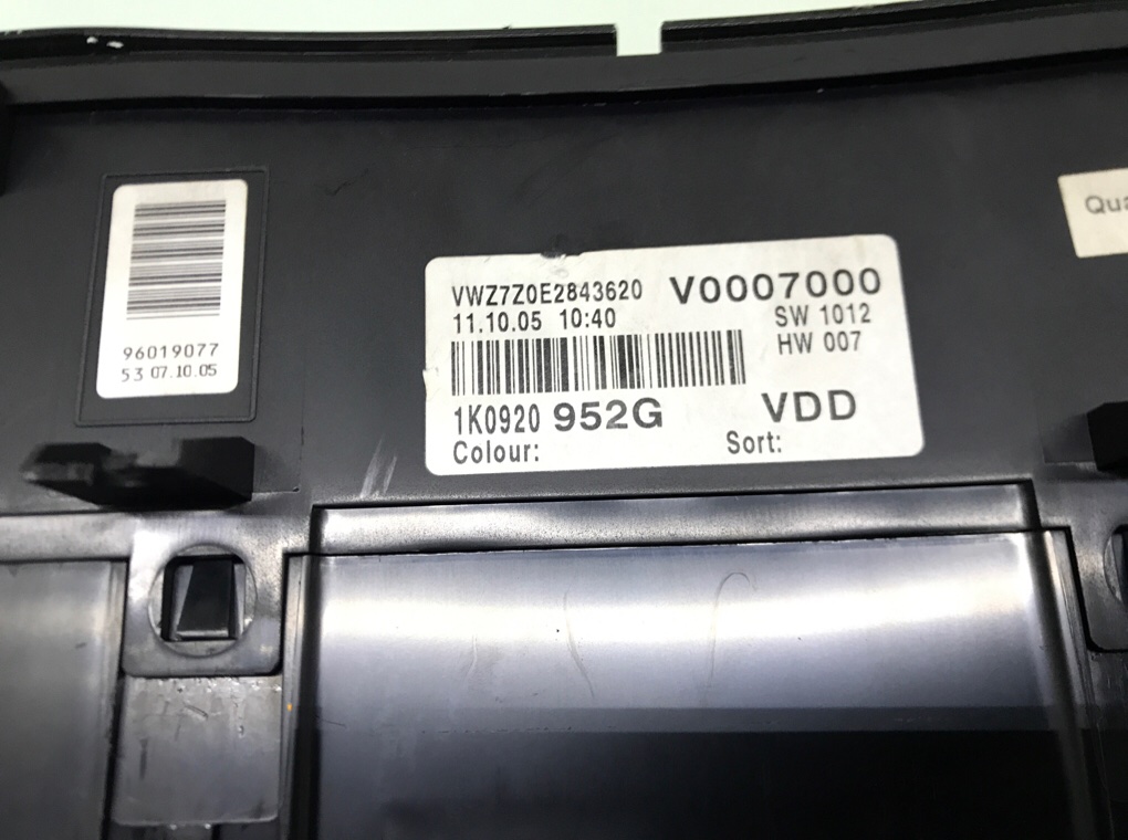 Щиток приборов (приборная панель) бу для Volkswagen Golf 5 1.4 i, 2006 г. Щиток приборов (приборная панель) бу для Volkswagen Golf 5 1.4 i, 2006 г.