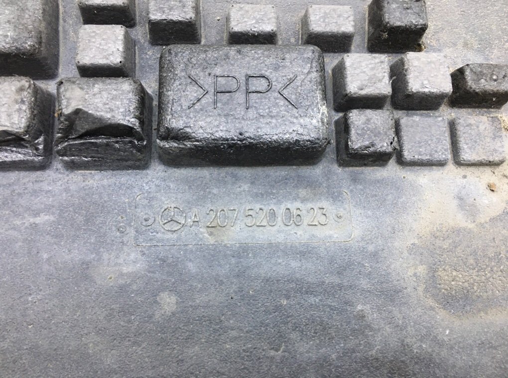 Защита двигателя бу для Mercedes E C207 2.2 CDi, 2013 г. Защита двигателя бу для Mercedes E C207 2.2 CDi, 2013 г.