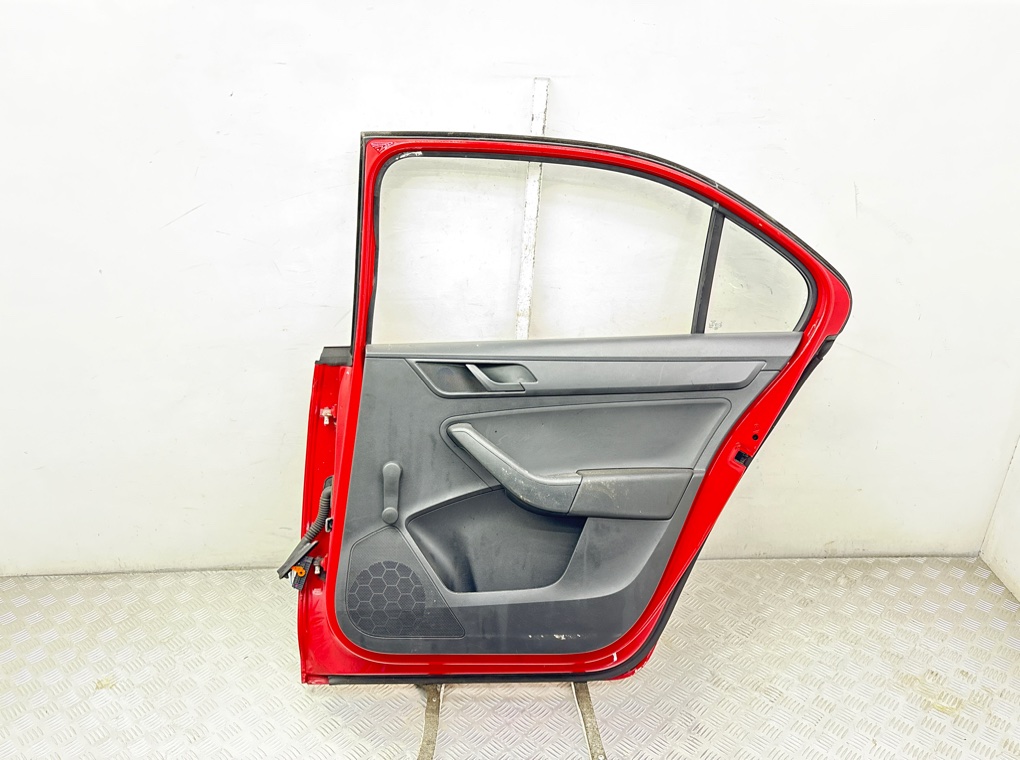 Дверь задняя правая бу для Skoda Rapid 1.6 TDi, 2014 г. Дверь задняя правая бу для Skoda Rapid 1.6 TDi, 2014 г.