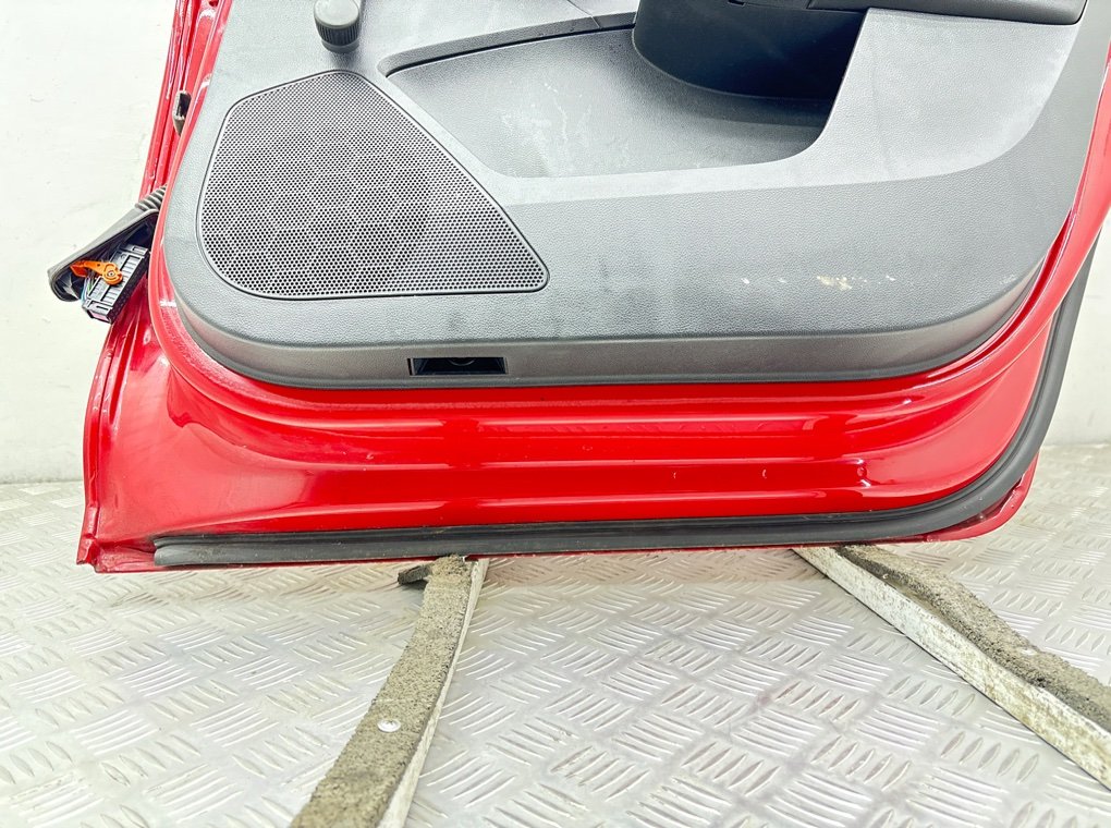 Дверь задняя правая бу для Skoda Rapid 1.6 TDi, 2014 г. Дверь задняя правая бу для Skoda Rapid 1.6 TDi, 2014 г.