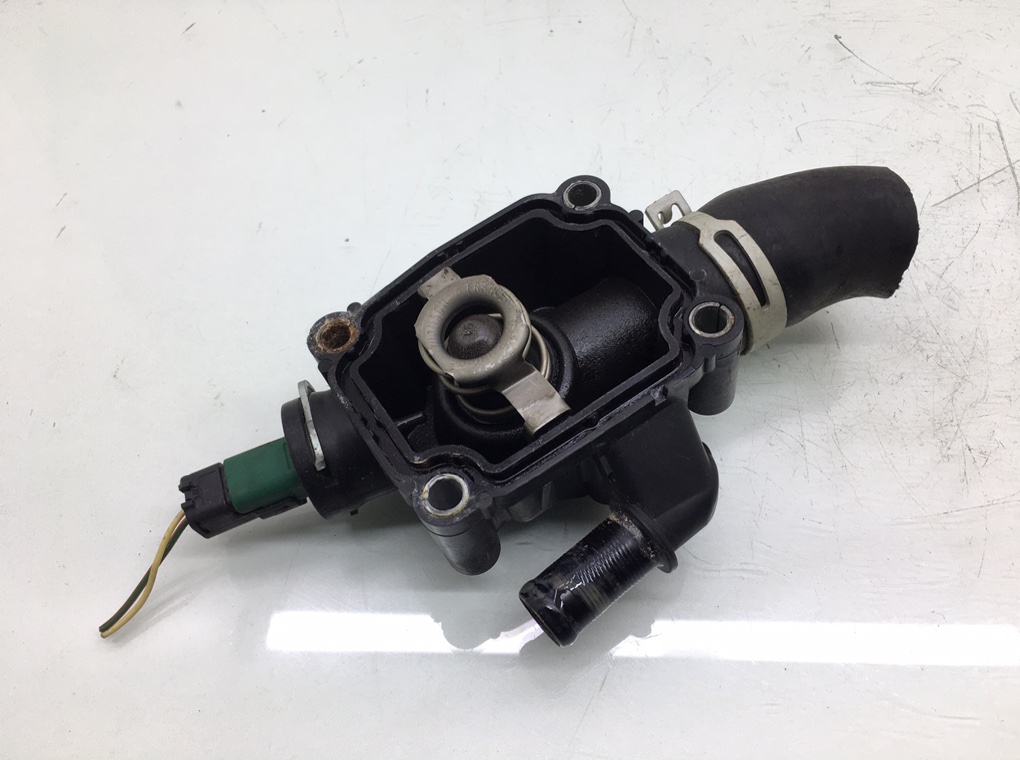 Корпус термостата бу для Peugeot 307 1 1.6 i,  2006 г.