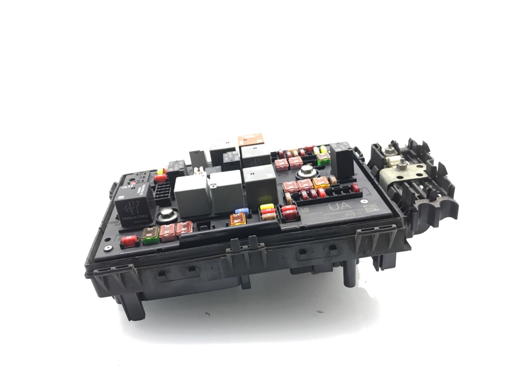 Блок предохранителей бу для Opel Astra J 1.7 CDTi, 2013 г. Блок предохранителей бу для Opel Astra J 1.7 CDTi, 2013 г.