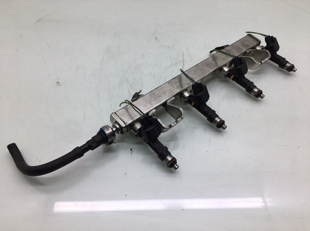 Топливная рампа бу для Mazda 6  1 1.8 i,   г.