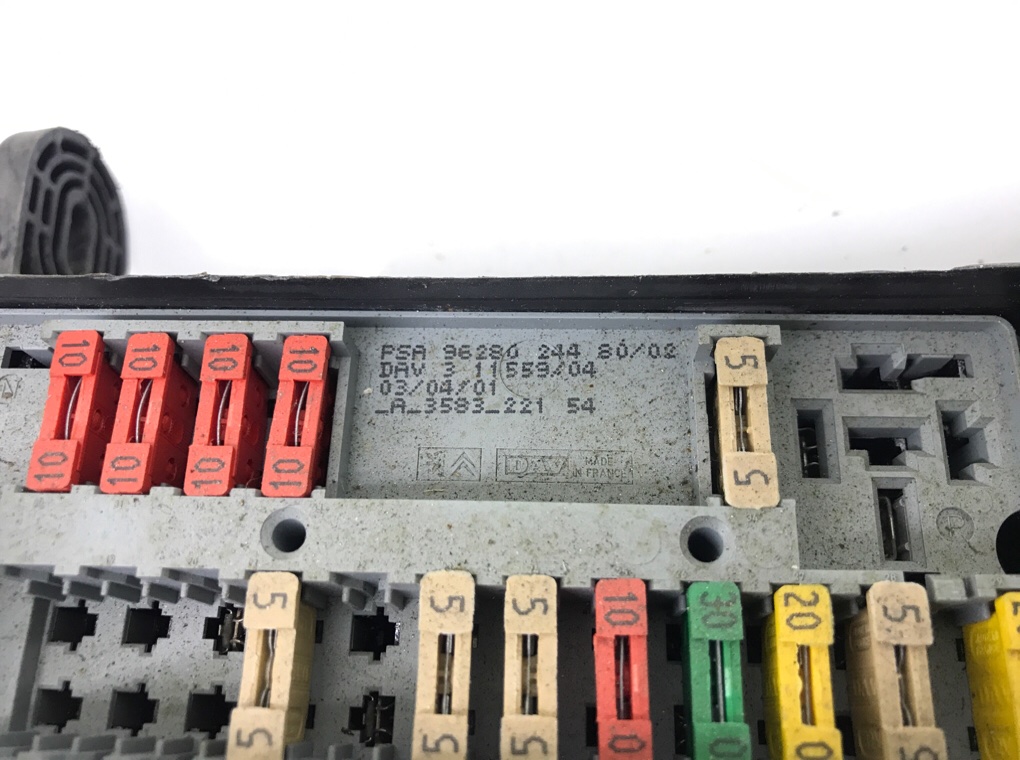 Блок предохранителей бу для Peugeot 206 1 1.4 i, 2001 г. Блок предохранителей бу для Peugeot 206 1 1.4 i, 2001 г.