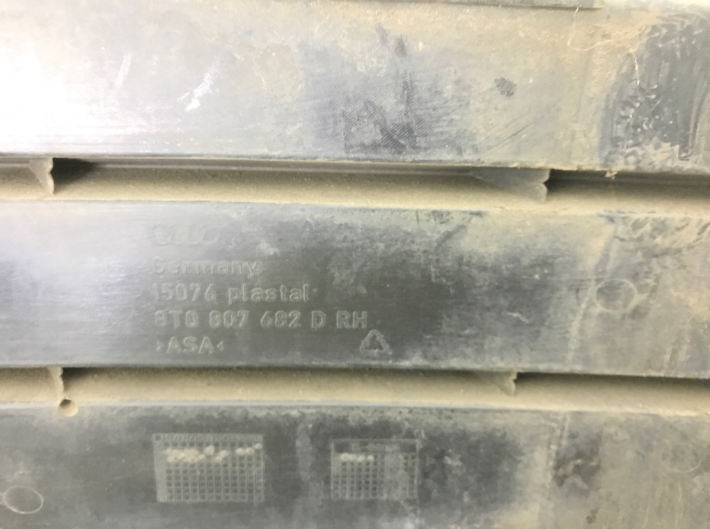 Заглушка (решетка) в бампер передний бу для Audi A5  2.0 TDi,  2011 г.