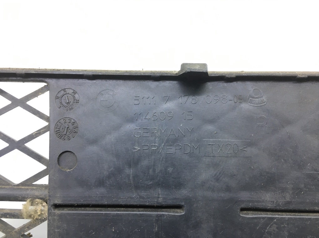 Заглушка (решетка) в бампер передний бу для BMW 5 E60/E61 2.0 TD,  2009 г.