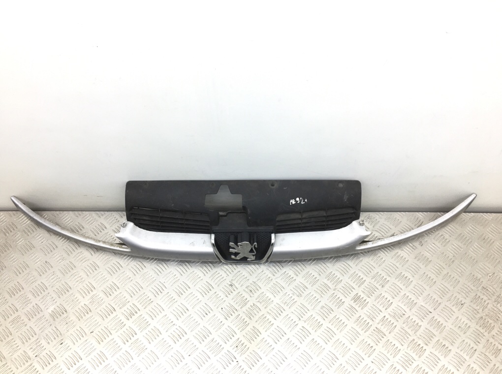 Решетка радиатора бу для Peugeot 206 1 1.4 i,  2001 г.