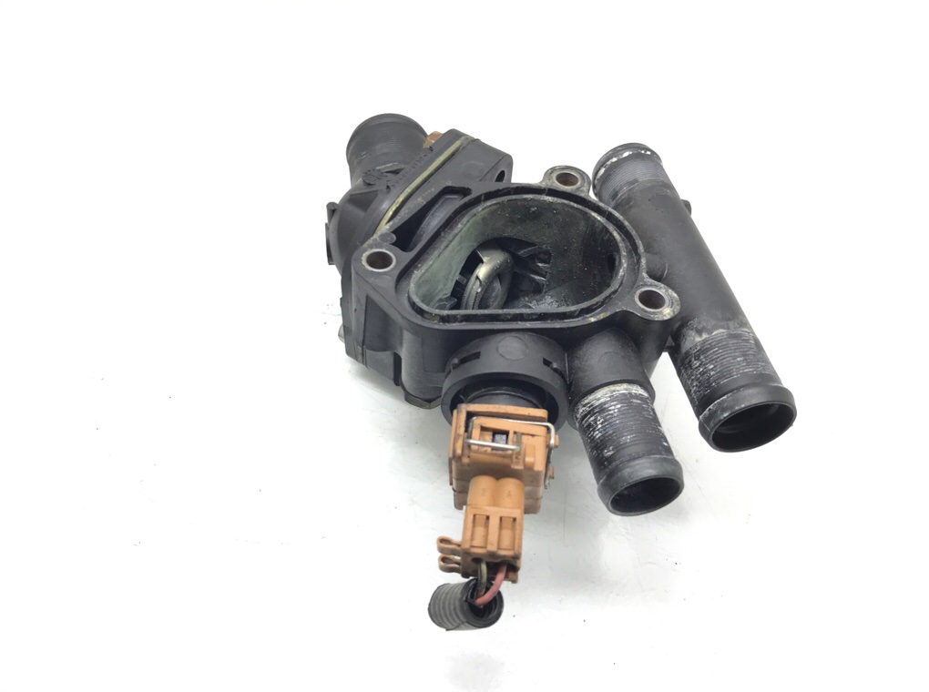 Корпус термостата бу для Volvo V40  1.9 TD,  2003 г.