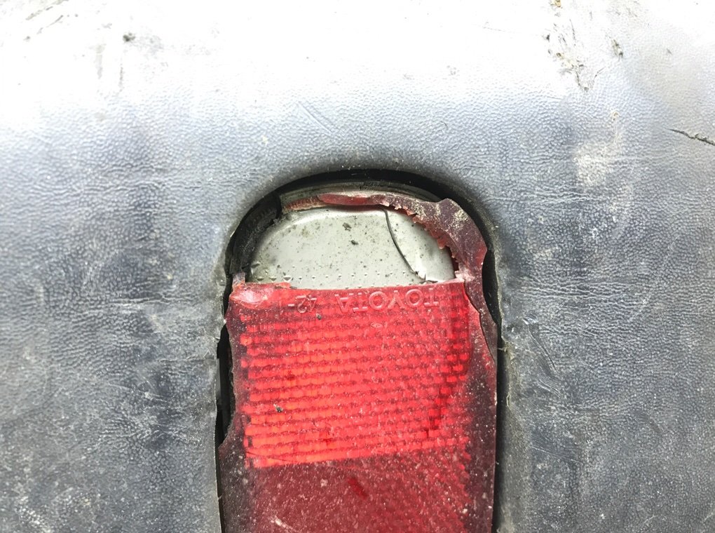 Клык бампера задний левый бу для Toyota RAV4 1 2.0 i, 1998 г. Клык бампера задний левый бу для Toyota RAV4 1 2.0 i, 1998 г.